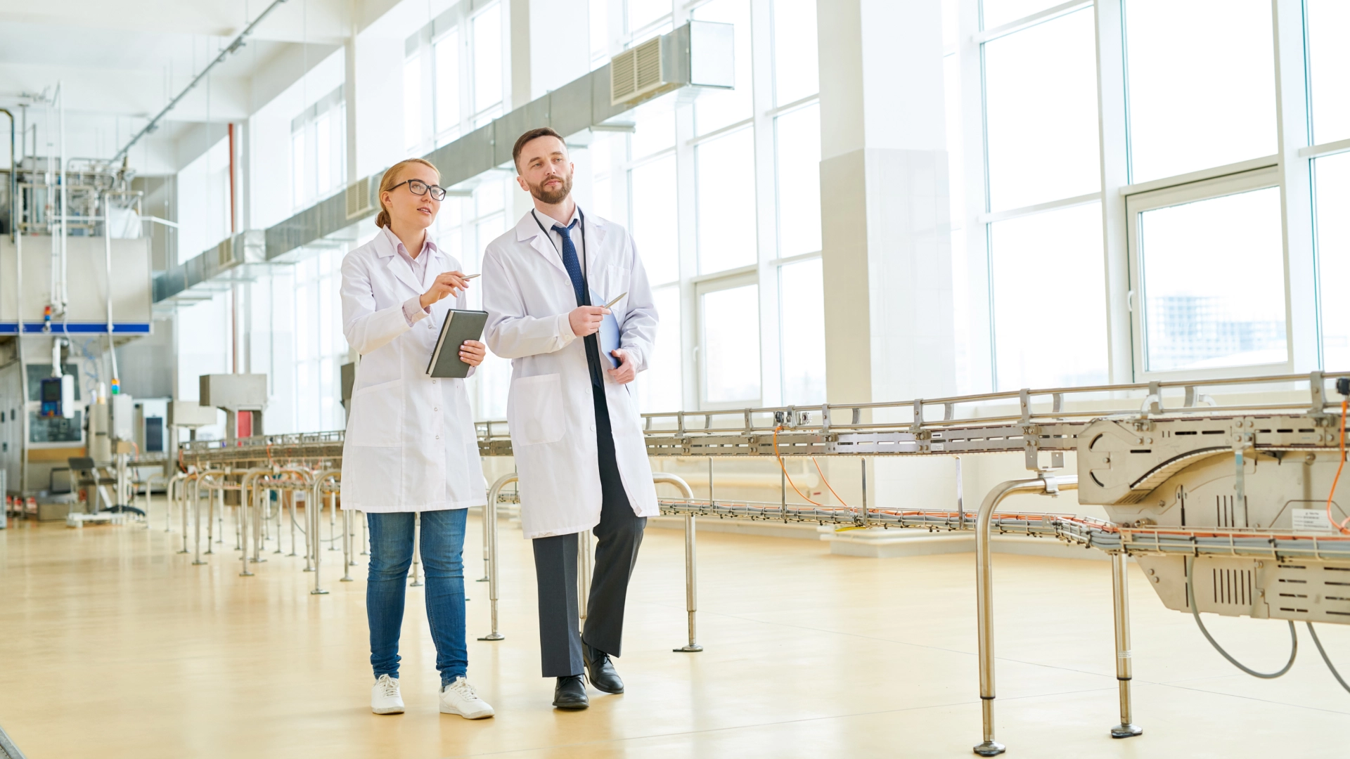 Woman doing inventory management using Initus Artificial Intelligence solutions